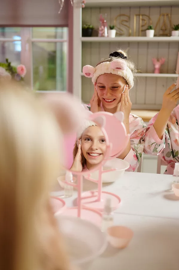 Kā pareizi kopt sejas ādu? Kāpēc nedrīkst lietot mammas kosmētiku?
